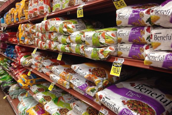 1024px-Dog_food_aisle