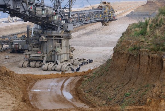1920px-Ende_Gelände_November_2017_-_Police_in_front_of_a_bucket-wheel_excavator
