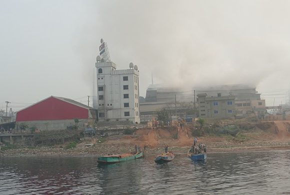 640px-Pollution_by_a_factory_on_the_bank_of_the_Buriganga_near_Dhaka_03