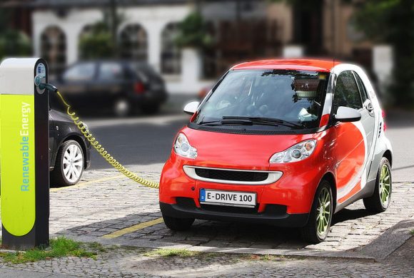 800px-Electric_Car_recharging 800px-Electric_Car_recharging
