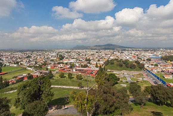 800px-Vista_de_Cholula,_Puebla,_México,_2013-10-12,_DD_01