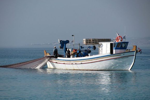 Fishing_boat_off_the_coast_of_Naxos